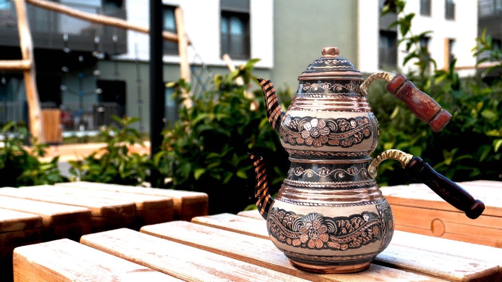 El İşlemeli Siyah Çaydanlık